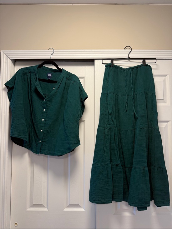 GAP Dresses & Skirts - GAP Emerald Green Button-Front Top with Tiered Maxi Skirt Set